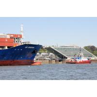 803_8057 Bug eine Frachtschiffs mit Schlepper vor Hamburg Altona. | 